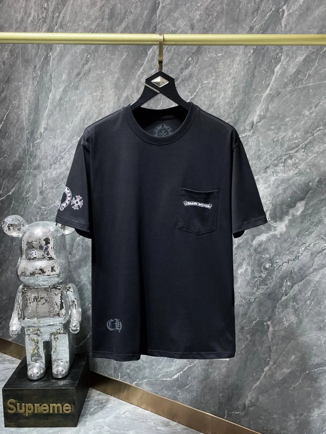 P140 New Chrome Hearts 25ss for summer. High gram weight, environmentally friendly and high-quality top fabric. 260g~270g. Chrome classic scroll letter color cross group flower arm short sleeves. Imported environmentally friendly glue printing and dyeing. Counter synchronization. Re-engraved version 1:1. Recommended color: black white. Size: S, M, L, XL.